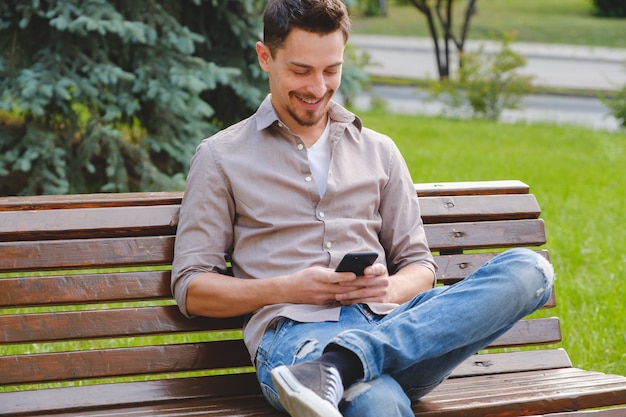 Portrait de bel homme en plein air