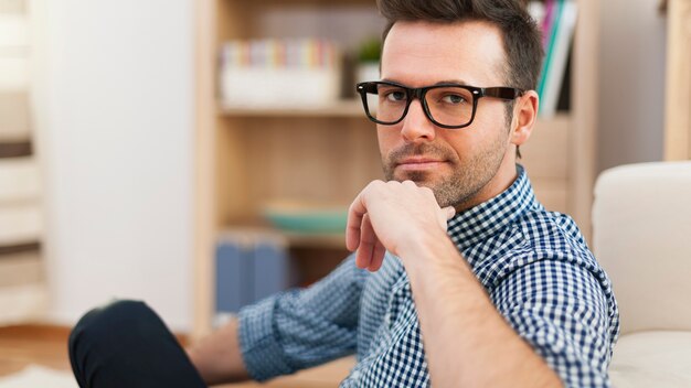 Portrait de bel homme portant des lunettes