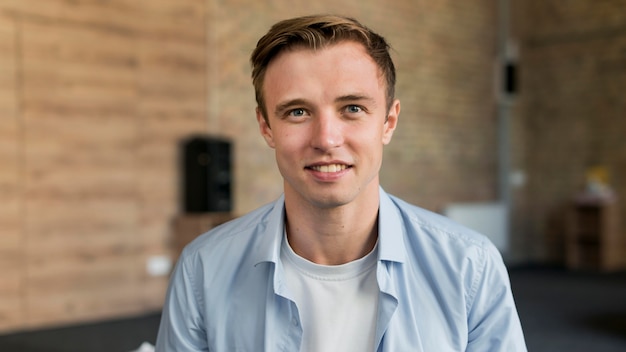 Portrait de bel homme souriant