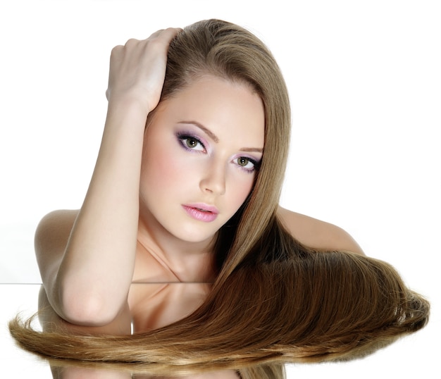 Photo gratuite portrait de la belle adolescente aux longs cheveux raides, isolé sur blanc