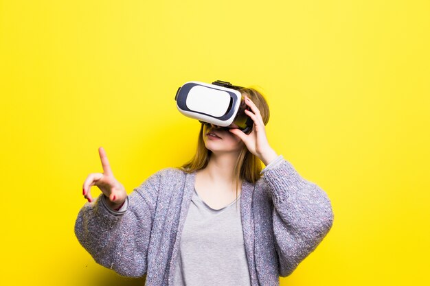 Portrait de la belle adolescente jeune fille avec gadget de réalité virtuelle