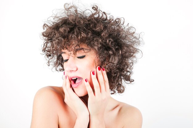 Portrait d&#39;une belle beauté brune élégante