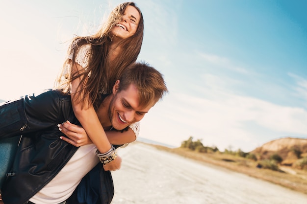 Portrait belle copine de jeunes adultes en bonne santé et petit ami étreignant heureux. Jeune joli couple amoureux datant sur le printemps ensoleillé le long de la plage. Couleurs chaudes.