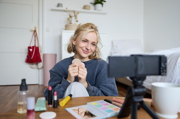 Photo gratuite portrait d'une belle et élégante jeune femme vlogger enregistrant une vidéo sur son appareil photo numérique dans un