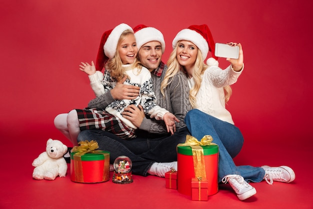 Photo gratuite portrait d'une belle famille avec un enfant