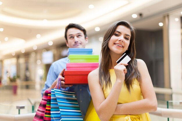 Portrait d'une belle femme accro du shopping