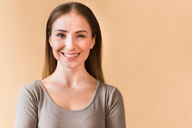 Portrait de la belle femme adulte souriante