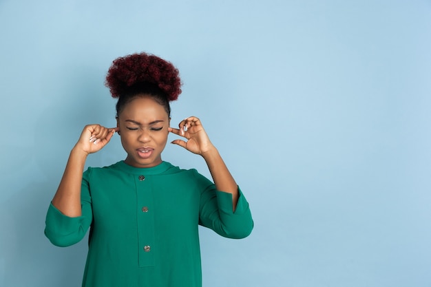 Portrait de belle femme afro-américaine sur bleu