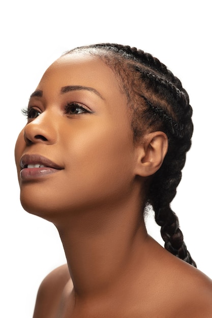 Photo gratuite portrait de la belle femme afro-américaine isolée sur blanc.