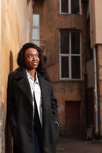 Portrait de la belle femme afro-américaine