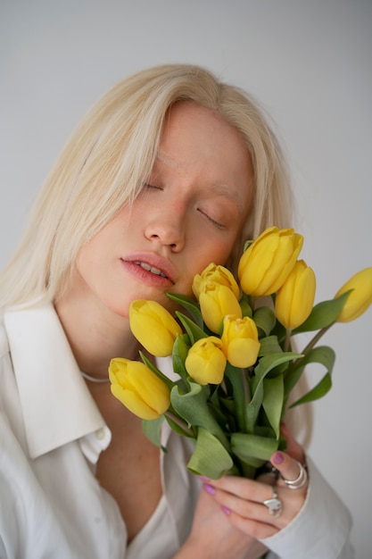 Portrait de belle femme albinos