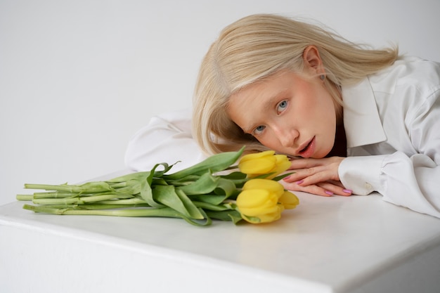 Portrait de belle femme albinos