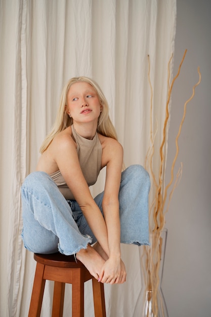 Photo gratuite portrait de belle femme albinos