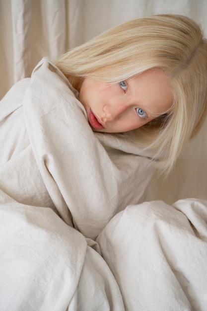 Portrait de belle femme albinos