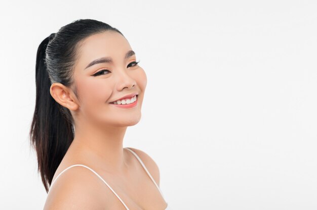 Portrait d'une belle femme asiatique aux cheveux noirs et aux lèvres roses