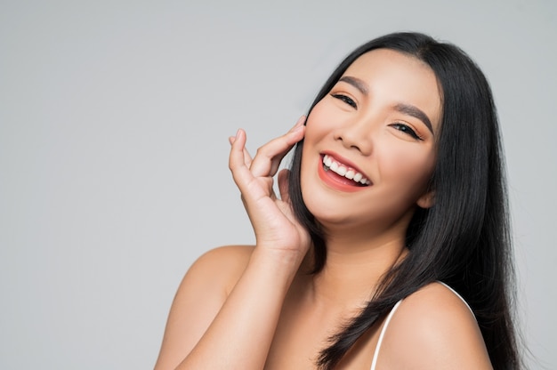 Portrait d'une belle femme asiatique aux cheveux noirs et aux lèvres roses