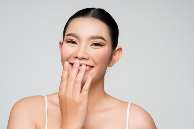 Portrait d'une belle femme asiatique aux cheveux noirs et aux lèvres roses