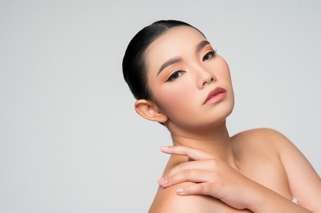 Portrait d'une belle femme asiatique aux cheveux noirs et aux lèvres roses