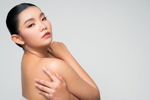 Portrait d'une belle femme asiatique aux cheveux noirs et aux lèvres roses