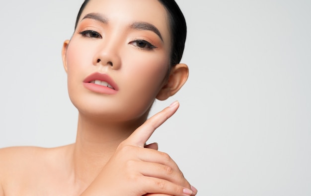 Portrait d'une belle femme asiatique aux cheveux noirs et aux lèvres roses