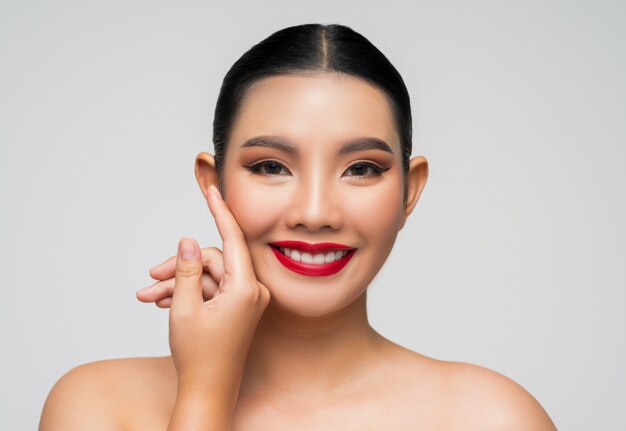 Portrait d'une belle femme asiatique aux cheveux noirs et aux lèvres rouges