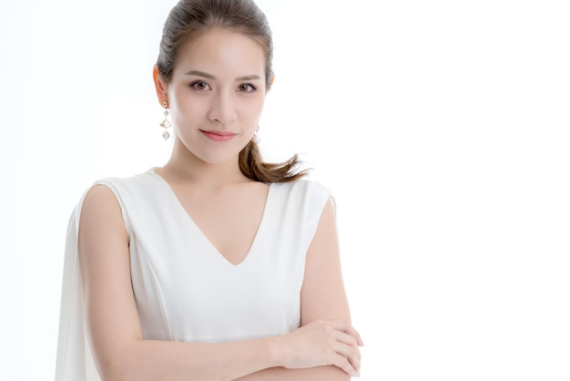 Portrait belle femme asiatique en costume décontracté sourire avec bonheur et confiance