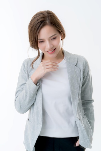 Portrait belle femme asiatique en costume décontracté sourire avec bonheur et confiance