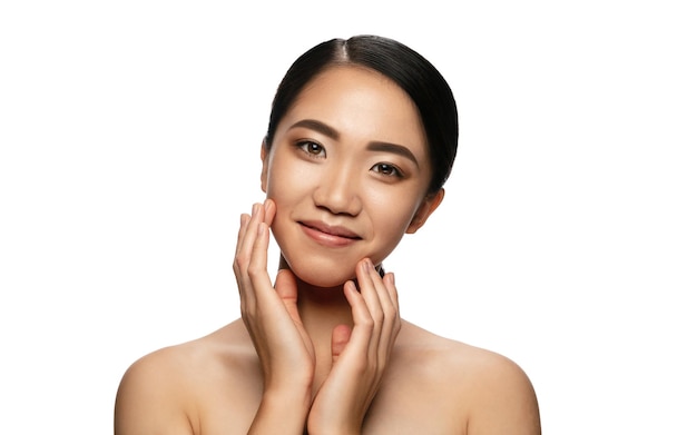 Portrait de belle femme asiatique isolée sur studio blanc