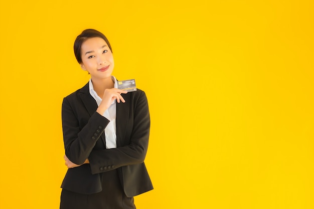 Portrait belle femme asiatique jeune entreprise avec carte de crédit