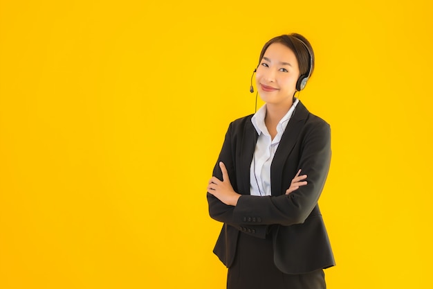 Portrait belle femme asiatique jeune entreprise avec casque ou casque