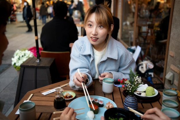 Portrait d'une belle femme asiatique lors d'une réunion d'amis