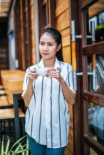 Portrait de belle femme asiatique se détendre au café