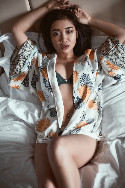 Portrait d'une belle femme asiatique sensuelle en sous-vêtements