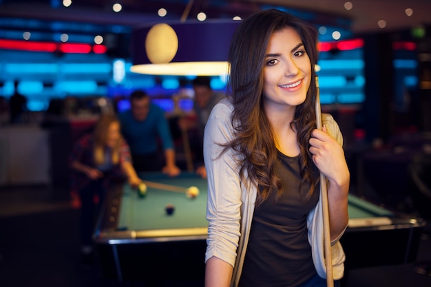 Portrait de la belle femme au club de billard