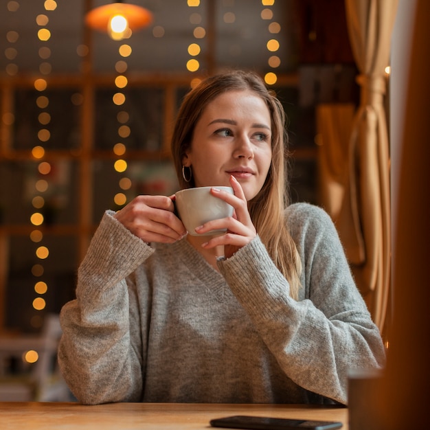 Portrait belle femme au restaurant