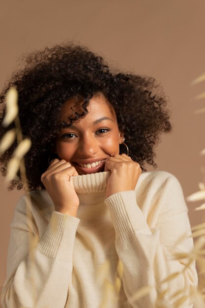 Portrait de belle femme en automne