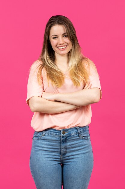 Portrait belle femme aux bras croisés