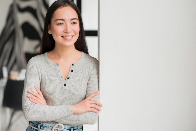 Portrait belle femme aux bras croisés