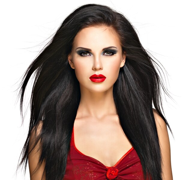 Portrait de la belle femme aux cheveux raides noirs et lèvres rouges, maquillage de soirée. Joli modèle posant au studio