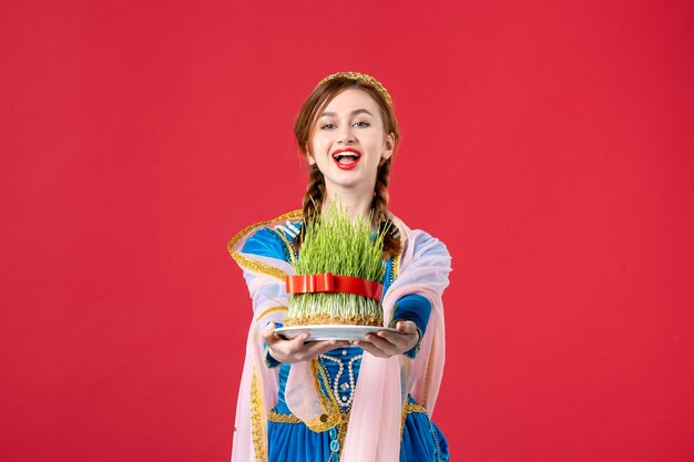 Portrait de belle femme azérie en costume traditionnel avec semeni sur rouge