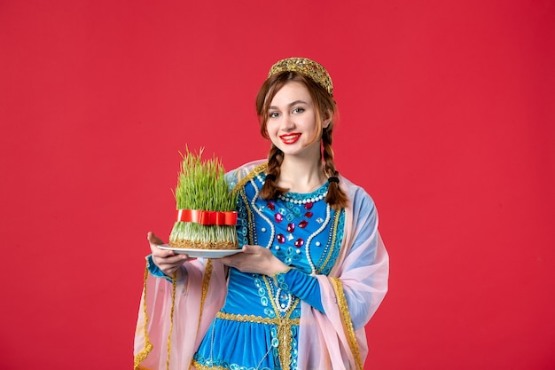 Portrait de belle femme azérie en costume traditionnel avec semeni sur rouge