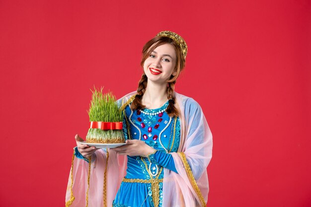 Portrait de belle femme azérie en costume traditionnel avec semeni sur rouge