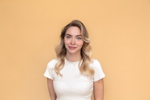 Portrait d'une belle femme blonde avec une coiffure tendance