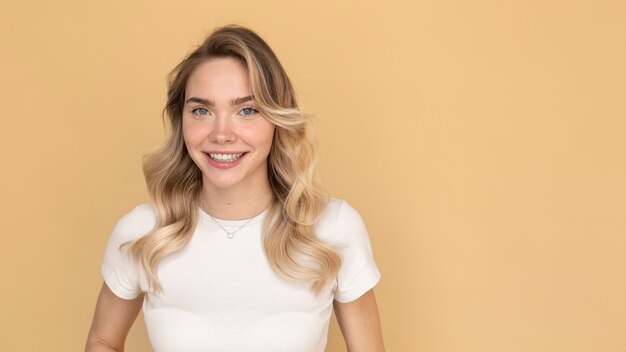 Portrait d'une belle femme blonde avec une coiffure tendance