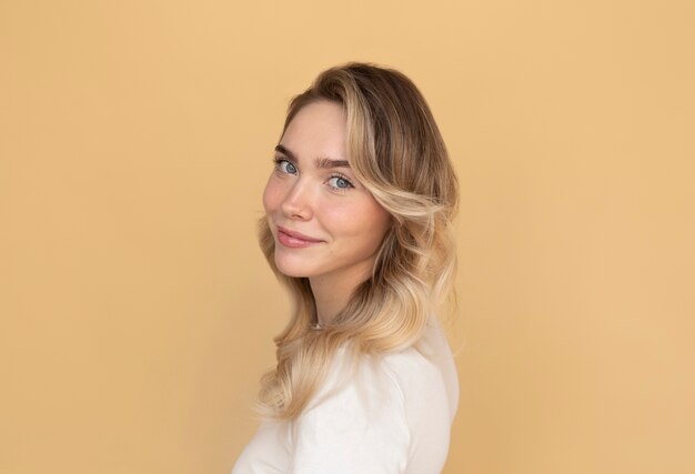 Portrait d'une belle femme blonde avec une coiffure tendance