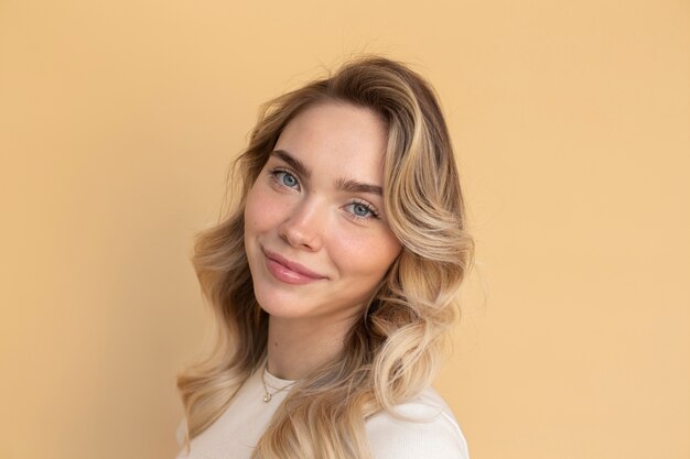 Portrait d'une belle femme blonde avec une coiffure tendance