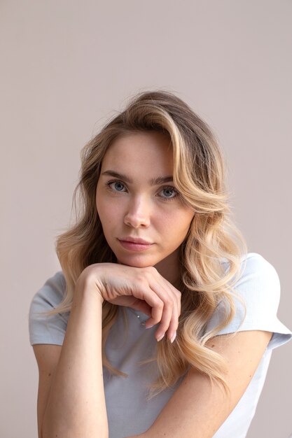 Portrait d'une belle femme blonde avec une coiffure tendance