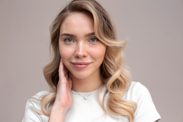 Portrait d'une belle femme blonde avec une coiffure tendance