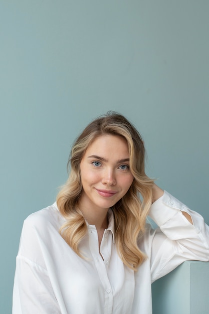 Portrait d'une belle femme blonde avec une coiffure tendance