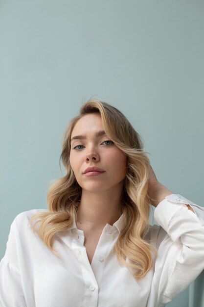 Portrait d'une belle femme blonde avec une coiffure tendance